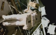 被困空间站七个月后，美国宇航员完成太空行走