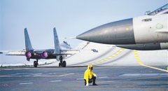 海军某部开展海上飞行训练