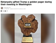 内塔尼亚胡和特朗普互赠礼物：金色寻呼机和签